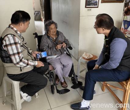 桃園市榮民服務處處長虞思祖關心榮民長輩生活，日前率平鎮區輔導員張博麟及社區組長賴張崇岱，訪視當年滯留大陸的女性老兵許娶治。圖：榮服處提供