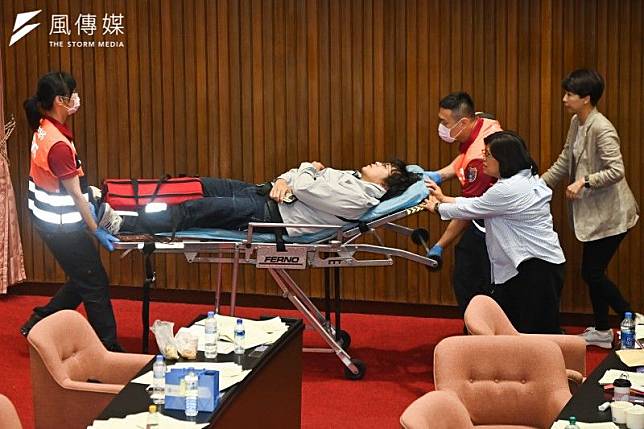 民進黨立委沈伯洋17日在國民兩黨衝突中頭部受傷，由救護人員抬出立法院。（資料照，陳昱凱攝）