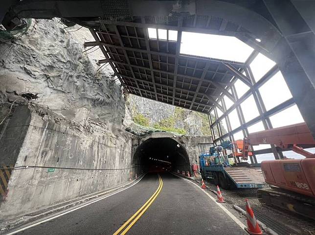 蘇花路廊台9線159.3k大清水明隧道為辦理鋼構明隧道搶修工程鋼梁吊裝施工，自7月3日至28日進行施工管制(假日不管制)。（圖為大清水隧道） 圖：公路總局／提供