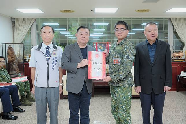 在桃園市軍人服務站長房明德陪同下，來自9個駐守桃園的部隊，均派代表前來議會受贈加菜金。圖：桃園市議會提供