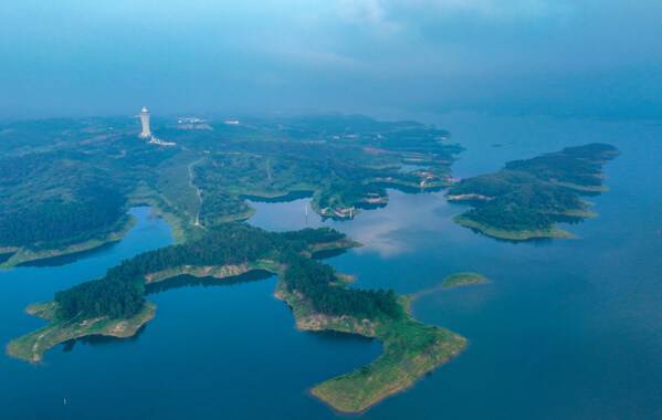 Drone footage of the Danjiangkou Reservoir. Danjiangkou strengthens the construction of information technology for reservoir water quality security, establishing a protection system in all aspects of 