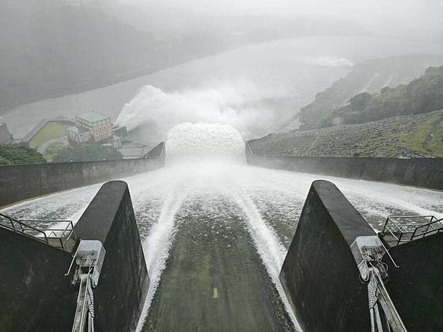 巴威颱風帶來豐沛雨量，石門水庫溢洪道昨6道全開洩洪。(北水分署提供)