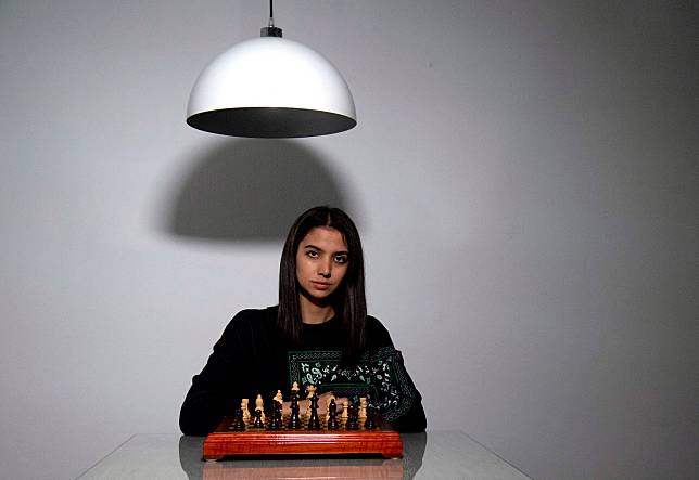 伊朗西洋棋女選手哈德拒戴頭巾比賽遭當局發布逮捕令，目前她移居西班牙並擁有當地國籍。（AFP）