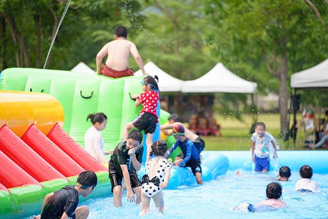 觀光局在五月的每周六、日下午一點到五點，於寶來親水公園設置大型氣墊滑水道及戲水池，讓大人小孩一同戲水消暑。（記者吳文欽翻攝）