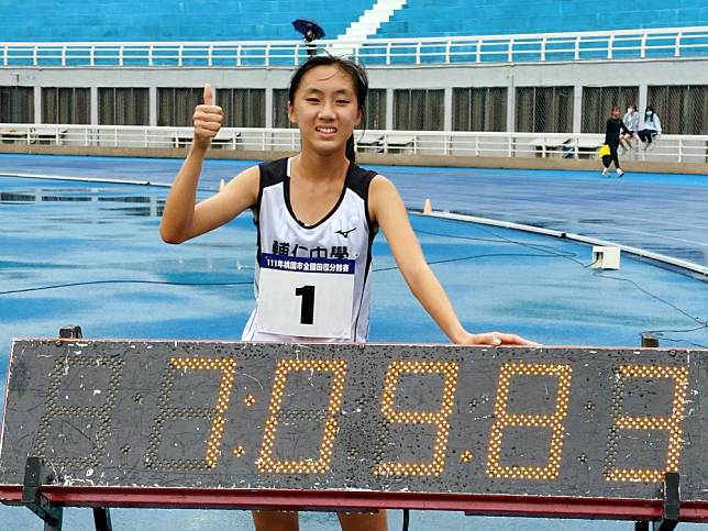 普通班朱婕瑀打破懸5年的2000公尺障礙U18全國紀錄。
