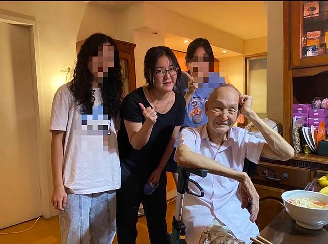 「棉棉」(右後2)國小時曾與蔡家人包括奶奶蔡宋淑齡、叔叔蔡岳勳、姑姑蔡宓潔(左2)等人同住一棟公寓大樓，有時也會與姑姑到民生社區探望爺爺蔡揚名(右前1)，蔡岳勳大女兒(左1)一起前往。家屬提供