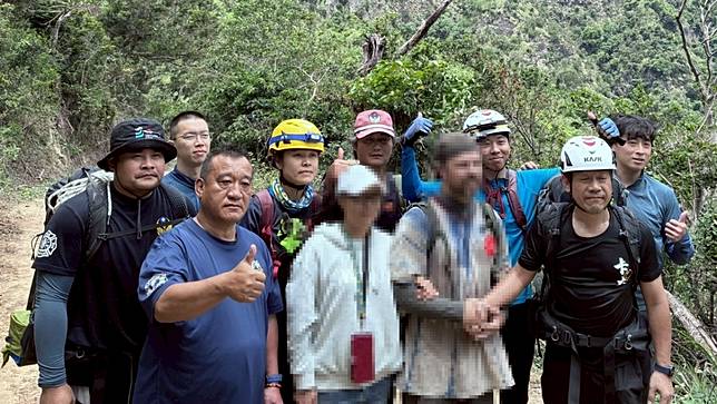 澳洲女婿馬修受困台東東河山域，歷經100小時救援終於脫困。翻攝台東縣消防局臉書