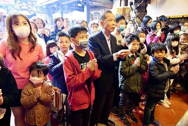 萬和宮董事長蕭清杰率領家長及契子女團拜。 圖：萬和宮/提供