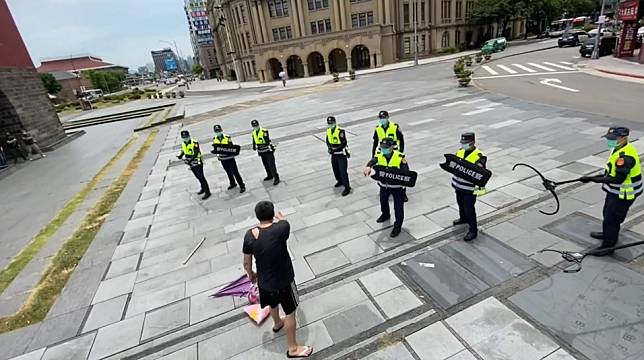 博理基金會力挺北市警維持治安，為護員警執勤安全，二十五日捐贈多項新式輔助應勤裝備給市警局。（記者周閩生攝）