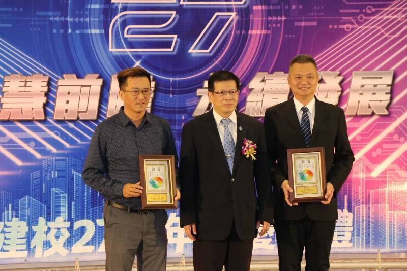 金大27週年校慶 表揚何佩舉李鍾靈2傑出校友 | 勁報 | LINE TODAY