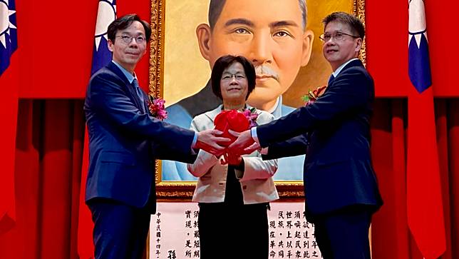 台北地院代理院長黃柄縉(左)在高院院長高金枝(中)監交下，將印信交給新任院長何信慶(右)。侯柏青攝