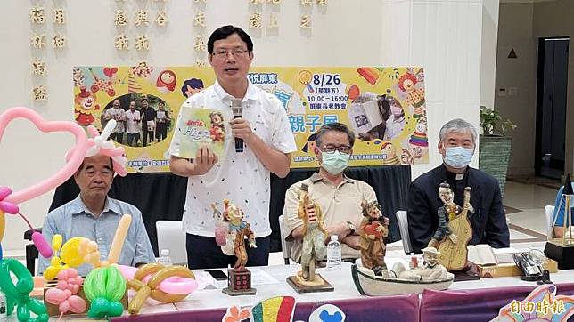 民進黨屏東市長參選人李清聖舉辦造型氣球親子及小丑玩偶展。(記者葉永騫攝)