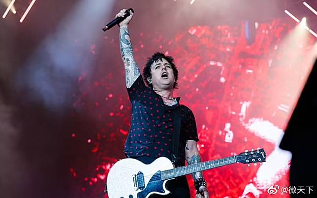 美國知名搖滾樂隊 Green Day 主唱兼吉他手比利．喬．阿姆斯壯( Billie Joe Armstrong )。   圖:翻攝自微博