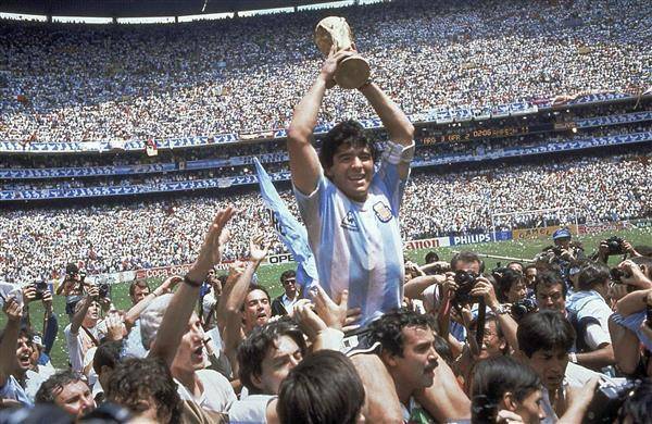 馬拉度納率領阿根廷在1986年擊敗西德，拿下當年世足賽冠軍。美聯社