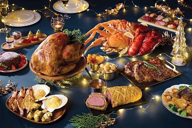 JW咖啡室節日海鮮自助晚餐供應多款時令海鮮、中西熱葷，以及聖誕節限定美食，例如：威靈頓牛柳及聖誕火雞。