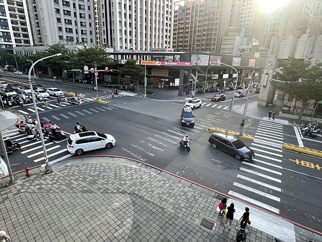 今年一月東科路通車後，竹市府改善慈雲路號誌控制策略，將週期降至二四０秒，縮減埔頂路、埔頂二路等候時間六十秒，成效良好，也提升慈雲路兩側車流便利性。(記者曾芳蘭攝)