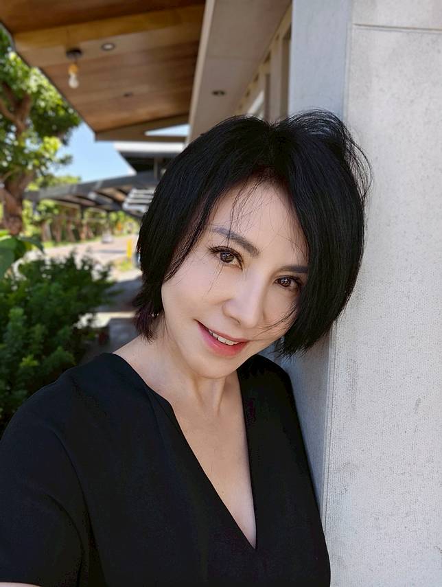田麗獨居在台東，形容每天一睜開眼就能看見「像油畫一樣的大景」。(照片/翻攝田小麗的台東生活)
