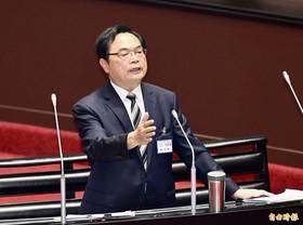 立法院會今進行「審計長人事同意權案」審查，民進黨立委郭國文拿出台中市審計處調查大里垃圾山處理的報告，直批不是可以直接移送嗎？審計長被提名人陳瑞敏則回應，「台中市的垃圾是有一點多」，對於委員的想法，審計部會注意。(記者羅沛德攝)