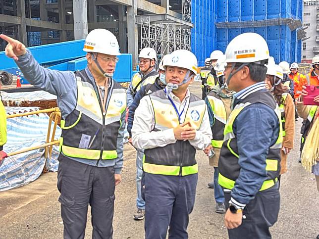 勞動部長洪申翰（中）十五日親自帶隊，到新北市土城中工雲宇宙ＡＩ園區新建工程進行勞動檢查。（記者康子仁攝）