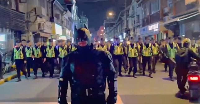 上海民眾過萬聖節，有人扮成打擊邪惡的蝙蝠俠上街，被許多警察跟隨。 圖：翻攝自雨夜漫步大祭司 X（前推特）帳號
