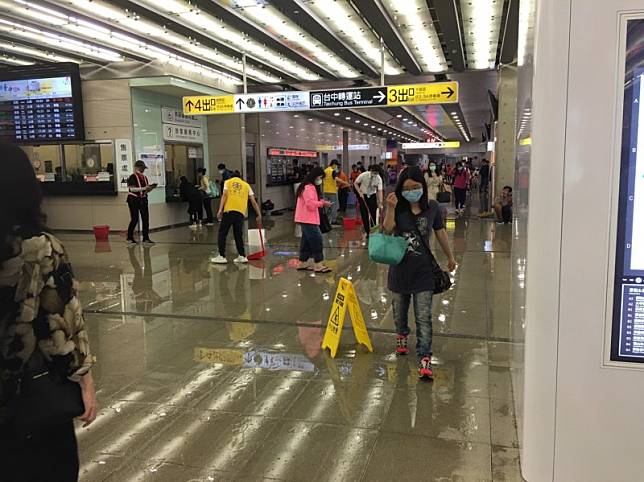 瞬間暴雨造成台中火車站大廳淹水。(圖由民眾提供)