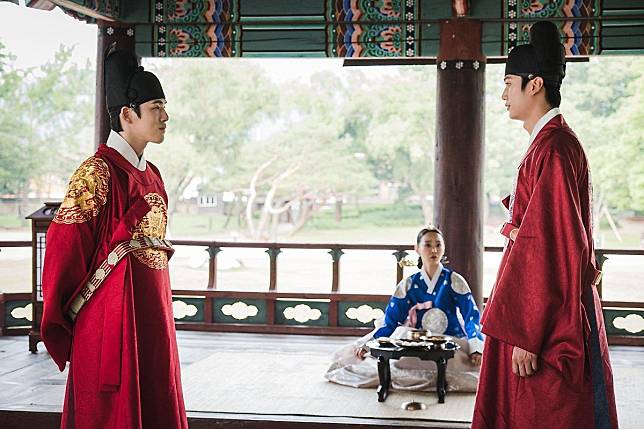 羅人友（右）因演出申惠善（中）主演的《哲仁王后》知名度暴漲。（翻攝自tvN）