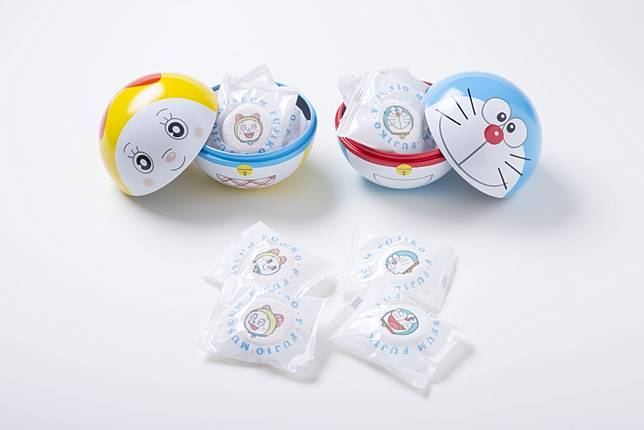 
<p>ⒸFujiko-Pro</p><p>
</p><p>
哆啦A夢和哆啦美的兄妹棉花糖組合，放進8種不一樣表情的棉花糖，打開你會吃到哪一個呢？</p><p>
</p><p>
藤子・F・不二雄博物館位在川崎邊緣，從新宿搭乘小田急線出發最快20分鐘就可以抵達「向丘遊園站」，徒步15-16分左右就能到達，想要坐接駁車也是ok的，但是最重要的是！請一定要事前購票唷，藤子・F・不二雄博物館並無提供現場購票服務，所以請事前決定好參觀時間，並在官網或日本Lawson的Loppi機台先行購票，這樣才能確保不會敗興而歸唷。</p><p>
</p><p>
<b>藤子・F・不二雄博物館</b></p><p>
地址：神奈川県川崎市多摩区長尾2丁目8番1号</p><p>
交通方式：</p><p>
・接駁車：JR「登戶站」轉乘巴士直達（約每10分鐘一班車，可上<a href=