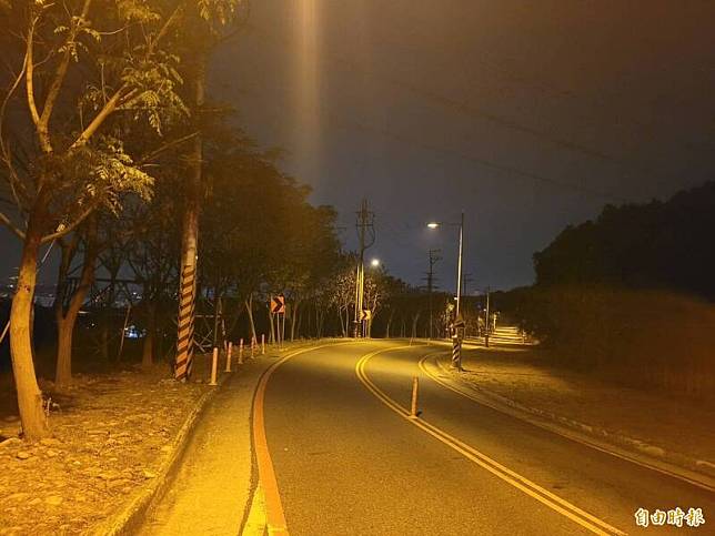 無黨籍市議員林昊佑指藍色公路的藍色路燈損壞近七成，至今仍未修復。(記者蘇金鳳攝)