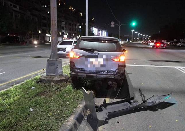 沙鹿區向上路六段發生追撞車禍，Ａ車駕駛撞擊Ｂ車及Ｃ車後，下車逃逸。（記者陳金龍翻攝）