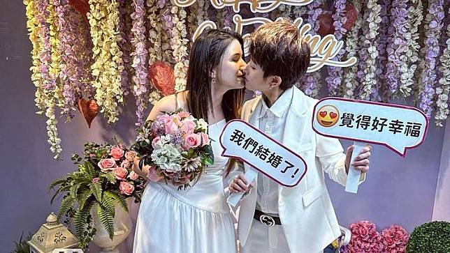 鄭靚歆與德國正妹采熙登記結婚，2人深情一吻。翻攝鄭靚歆IG