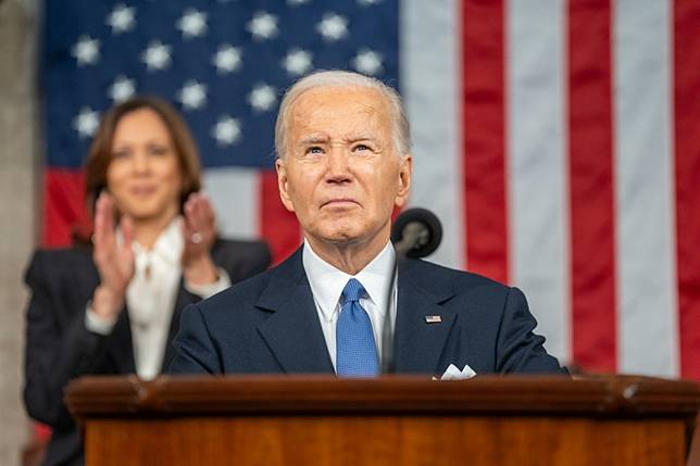針對外界對美國總統拜登（Joe Biden）心理狀況的質疑不斷，白宮發言人週一（8日）記者會上嚴厲反擊。 圖：翻攝自拜登臉書