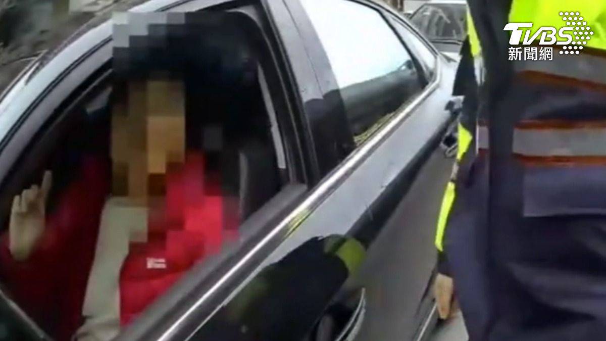 違停被攔揪「假車牌」 兒目睹母遭銬怒轟| TVBS | LINE TODAY