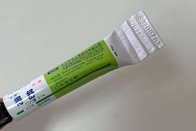 許多民眾為了不浪費藥膏，會將尾端摺痕拉開擠乾淨，但醫師警告這可能導致藥膏變質。圖／翻攝自Threads @kevin112499
