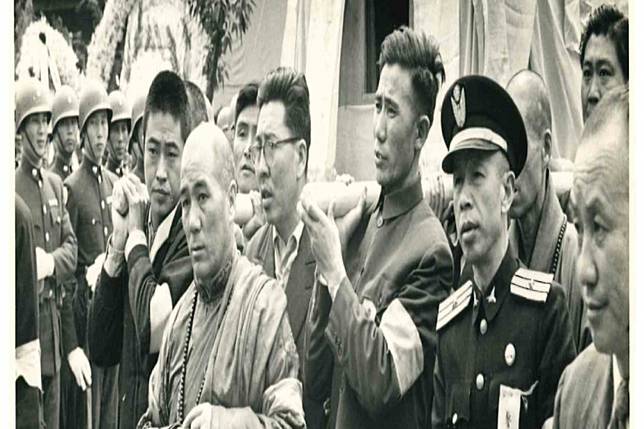 1957年甘珠佛爺主持了章嘉大師喪葬中的一切法儀，右後方者是作者父親海玉祥。（海中雄提供）