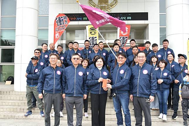 雲林青農代表隊挑戰全國青年農民運動會，張麗善授旗贈加菜金加油打氣。（記者陳正芬攝）