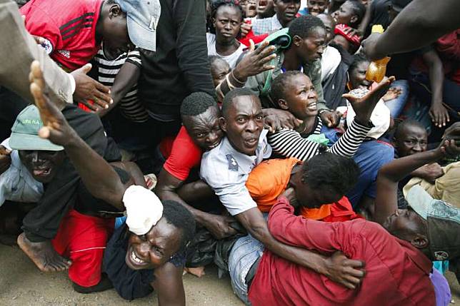 專家警告新冠肺炎（武漢肺炎）將對非洲造成「生存威脅」。肯亞封鎖首都奈洛比，當地民眾爭搶食物配給。（AP）