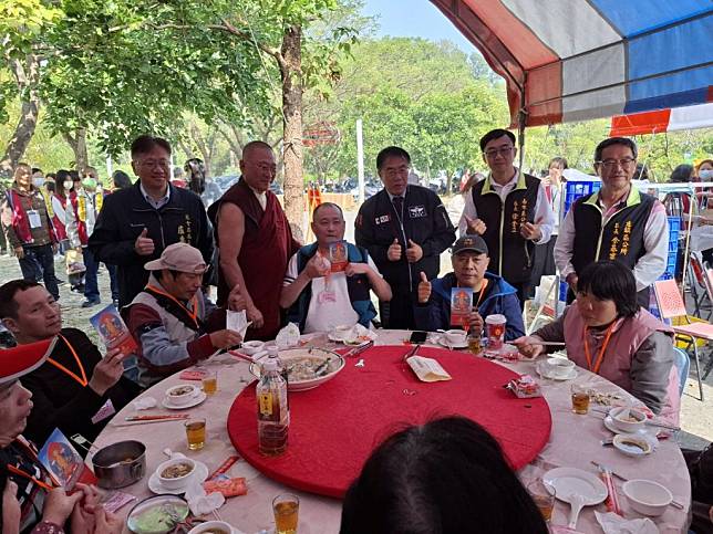 左鎮噶瑪噶居寺與將揚基金會農曆年前邀弱勢圍爐，市長黃偉哲（立者右三）與洛本天津仁波切（右四）向與會者致意。 （記者黃文記攝）