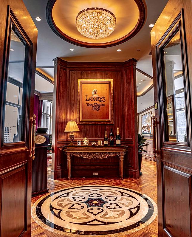 ▲斥資千萬的新址位於BELLAVITA 6樓，館內依然維持美國比佛利山莊的經典英式風格，不論大廳或包廂都巧妙融入寬幅的台北市景。(圖/勞瑞斯牛肋排餐廳)