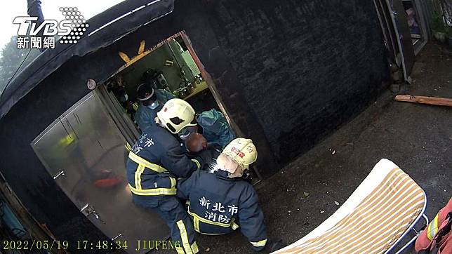 王姓老翁受困廢棄水槽，警消到場救援。（圖／TVBS）