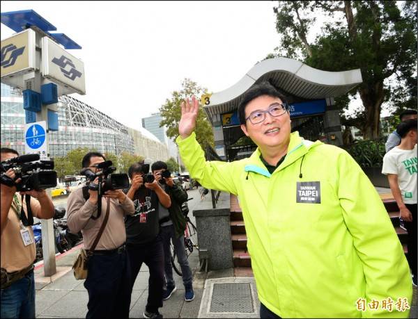 民進黨台北市長候選人姚文智昨表示，「東區大公園」方案，可以解決大巨蛋問題。(記者方賓照攝)