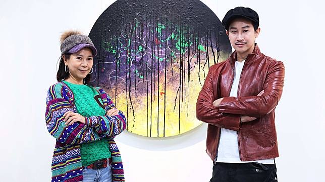 Darren邱凱偉（右）擔任藝術家阿姨陳玉庭的策展人，兩人也共同創作Qpee隨心玩。（杰威爾音樂提供）