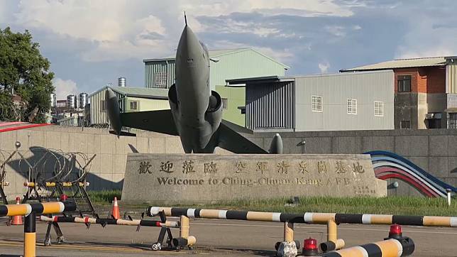 空軍清泉崗基地今傳出士官長遭戰機進氣孔吸入，送醫搶救後宣告不治。（資料照）