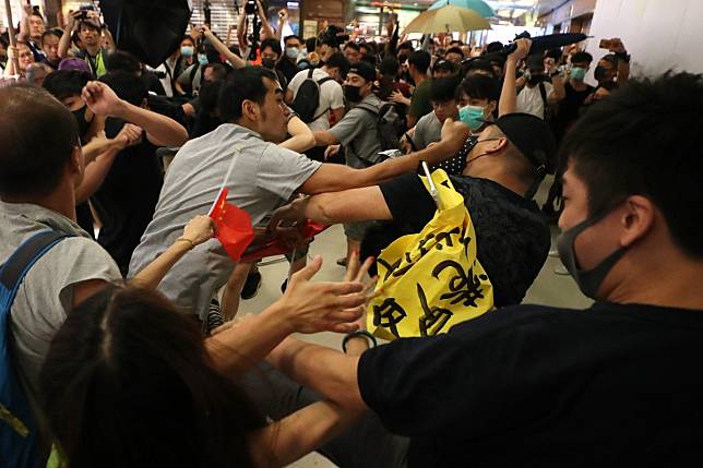 A fight breaks out between pro-Beijing supporters and anti-government protesters in Amoy Plaza shopping centre in Kowloon Bay on Saturday. Photo: Sam Tsang