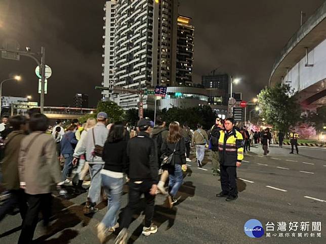 市府警察局增派警力協助維持交通秩序。