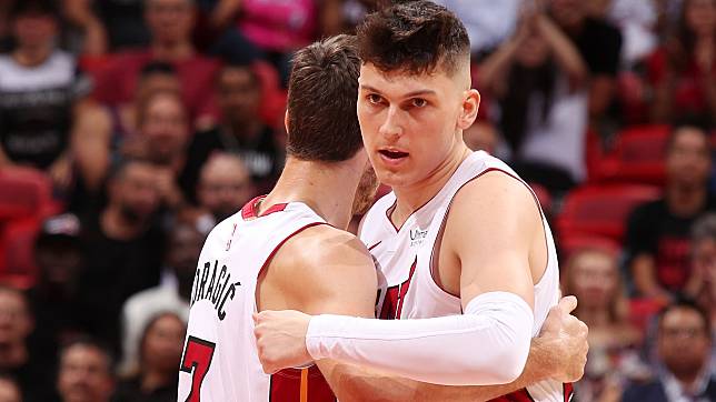 Tyler Herro Hug Dragic Iso