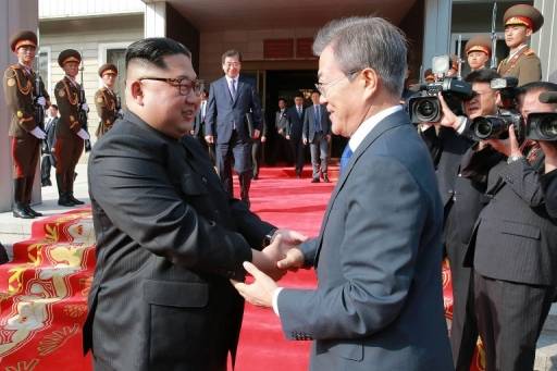 KCNA VIA KNS/AFP/- คิม จองอึน ผู้นำแห่งเกาหลีเหนือและประธานาธิบดีมูน แจอินแห่งเกาหลีใต้จัดการประชุมโดยที่ไม่ได้วางแผนล่วงหน้าเพื่อพยายามให้การเจรจาระหว่างสหรัฐฯ และเกาหลีเหนือยังเดินหน้าต่อไป