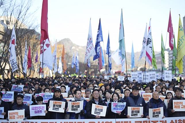 戒嚴令後大批南韓民眾上街抗議，要求總統尹錫悅下台，政經局勢影響全球關注。（美聯社）