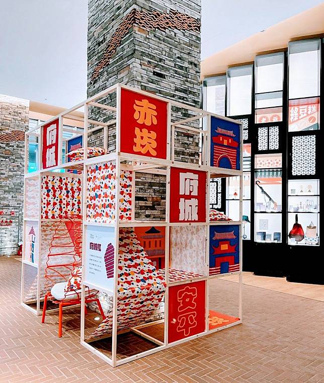 台南老爺行旅攜手台灣指標性設計品牌印花樂，打造府城專屬設計印花，在飯店各角落營造出年節氛圍。 （記者羅玉如攝）