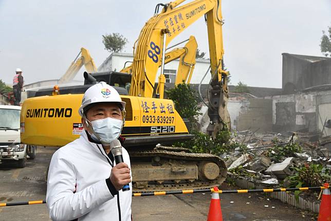 「新泰塭仔圳示範拆除」行動由新北市長侯友宜帶隊。（記者蔡琇惠攝）