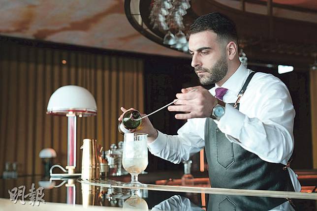 調製cocktail–酒吧經理Gennaro Pucci致力搜尋充滿故事的藏酒，又善於利用1960、1970年代烈酒調製cocktail，愛酒朋友不妨坐到吧枱前和他談談酒經，他會如數家珍，向你介紹店中珍藏。（黃志東攝）